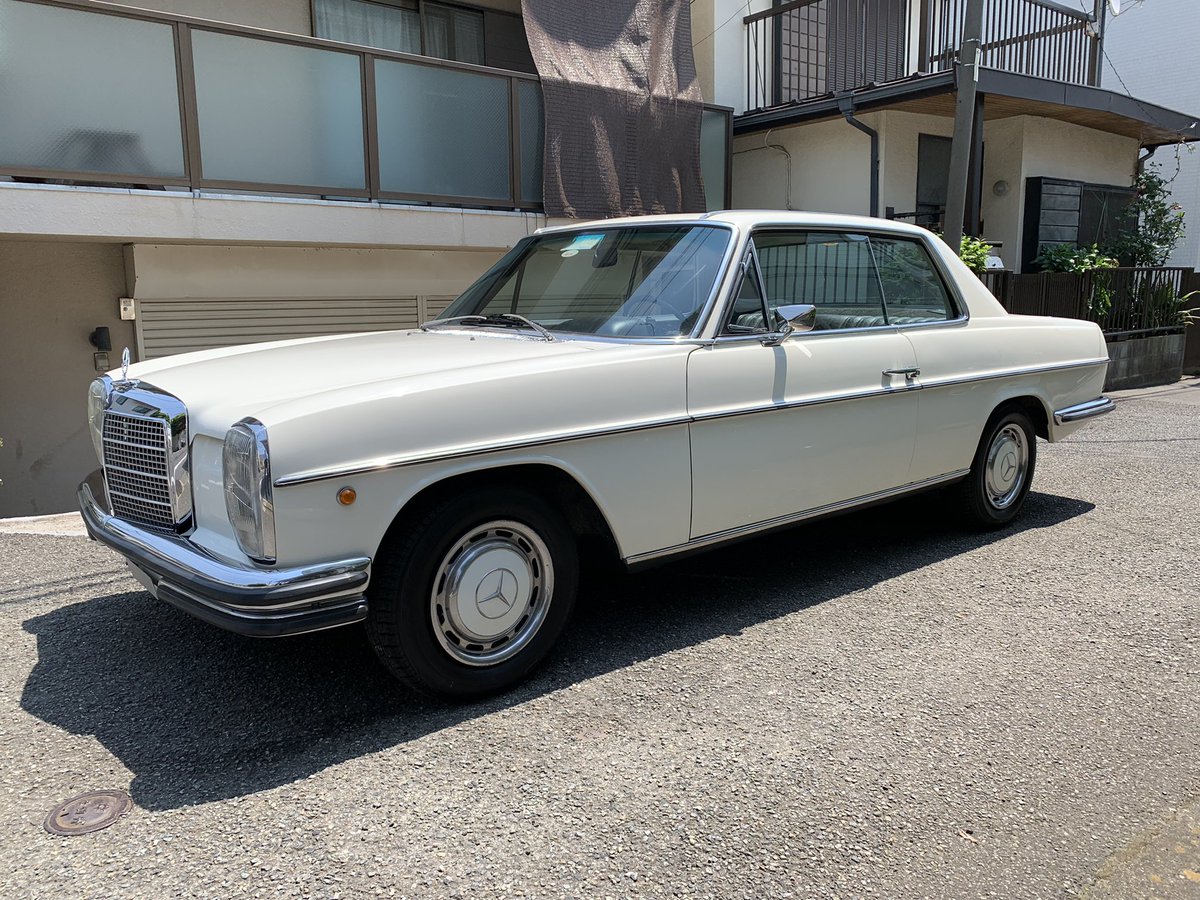 AutoBild_Japan's tweet photo. 秋が待ち遠しい。エアコンが無いクルマに乗るようになって思う。夏大好き人間。クラシックカーは日常使いできるのか?長期テスト始めます!
#w114 #250ce #クラシックメルセデス https://t.co/txa8VaAytF