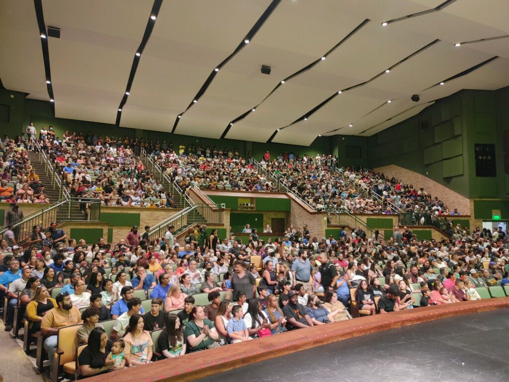 Barrera_Holmes's tweet photo. Thank you Holmes families for SHOWING UP!  We value your presence and look forward to seeing you all year long. Keep the positive vibes going💚💛@NISDHolmes https://t.co/rPvUa0SNQe