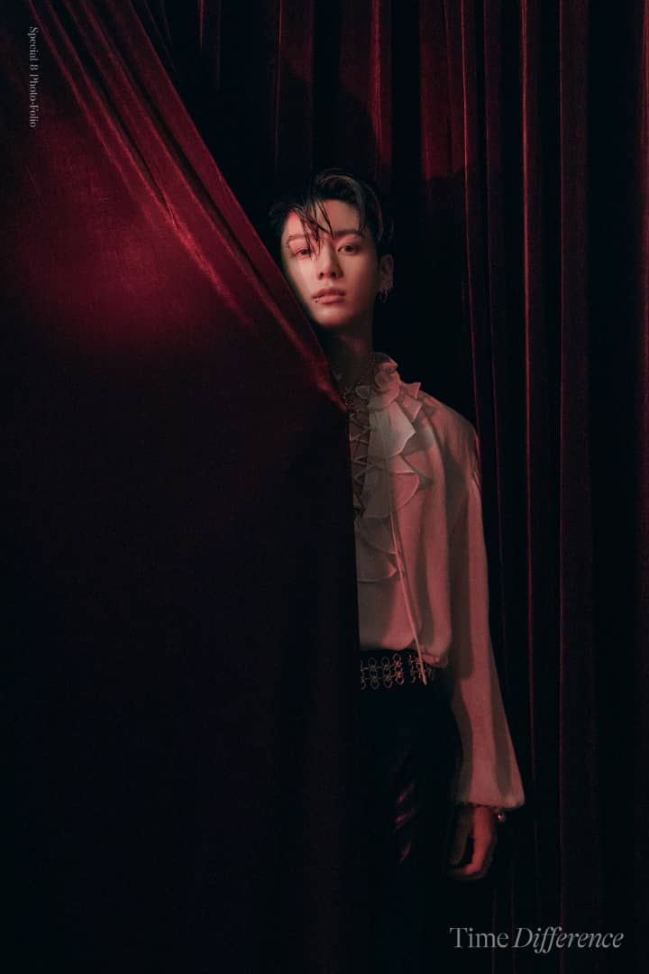 BTSVenezuela_'s tweet photo. INFO ℹ️
"Me, myself and I, y #Jungkook 🐰'Diferencia de horario' preview de fotos 1'.
©️Weverse
#방탄소년단 #BTS
#BadDecisions
#Jungkook #Jimin #V #Jin #maplestore
#BTSARMY #Photo_Folio #Editor_JK @BTS_twt #BTSVenezuela 🇻🇪 #Ale🌟🌙 https://t.co/Ye0H80vpMX
