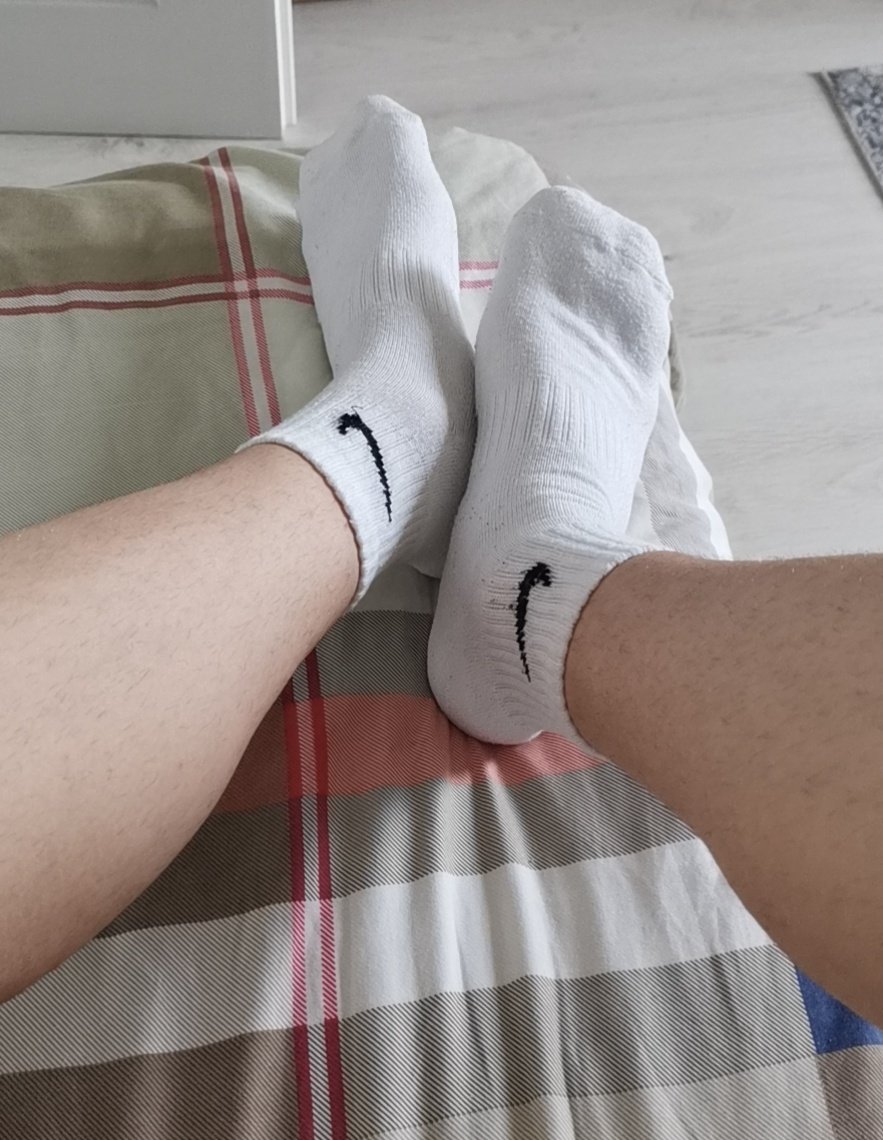 footking_eu's tweet photo. come sniff socks losers 😏

#sockedfeet #socken #malesocks #feet #findom #cashmaster #boysocks #stinky #sweaty #feet https://t.co/0M7ufXHxSE