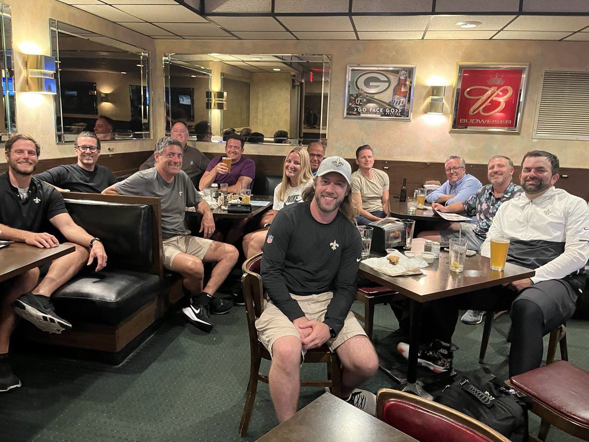 FletcherWDSU's tweet photo. The NOLA media having a group dinner at a Green Bay, Wisconsin institution.
#Krolls
The brat burger was 🔥 
Now after all these cheese curds and brats…I need a very long jog 🏃‍♂️ https://t.co/fjADXdCreY