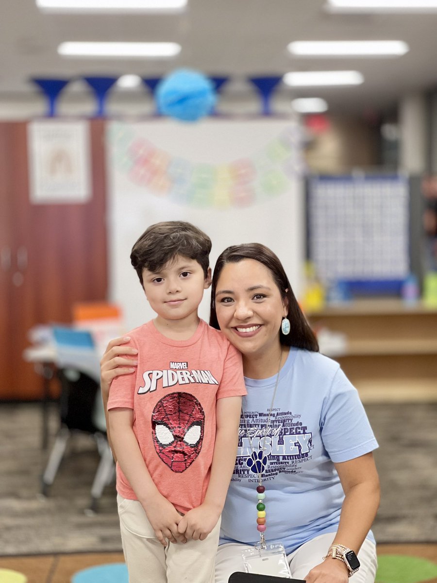 MsOrellanaR's tweet photo. Meet the teacher, day 1! @HolmsleyCFISD has loving and caring teachers @AnaMax16 @AnaDiaz_I17  @HolmsleyPTO   #holmsleyhusky https://t.co/JhRxsPQeNS