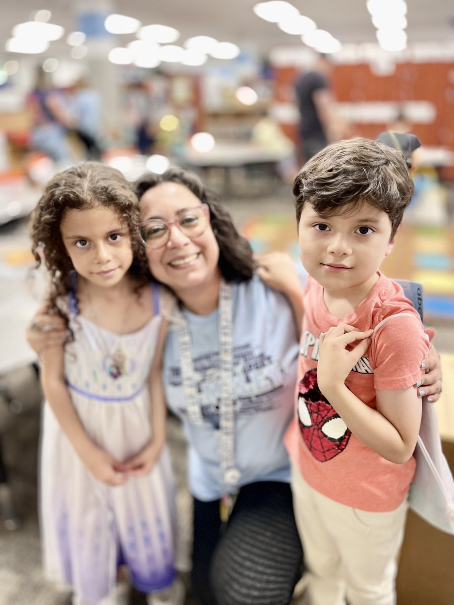 MsOrellanaR's tweet photo. Meet the teacher, day 1! @HolmsleyCFISD has loving and caring teachers @AnaMax16 @AnaDiaz_I17  @HolmsleyPTO   #holmsleyhusky https://t.co/JhRxsPQeNS