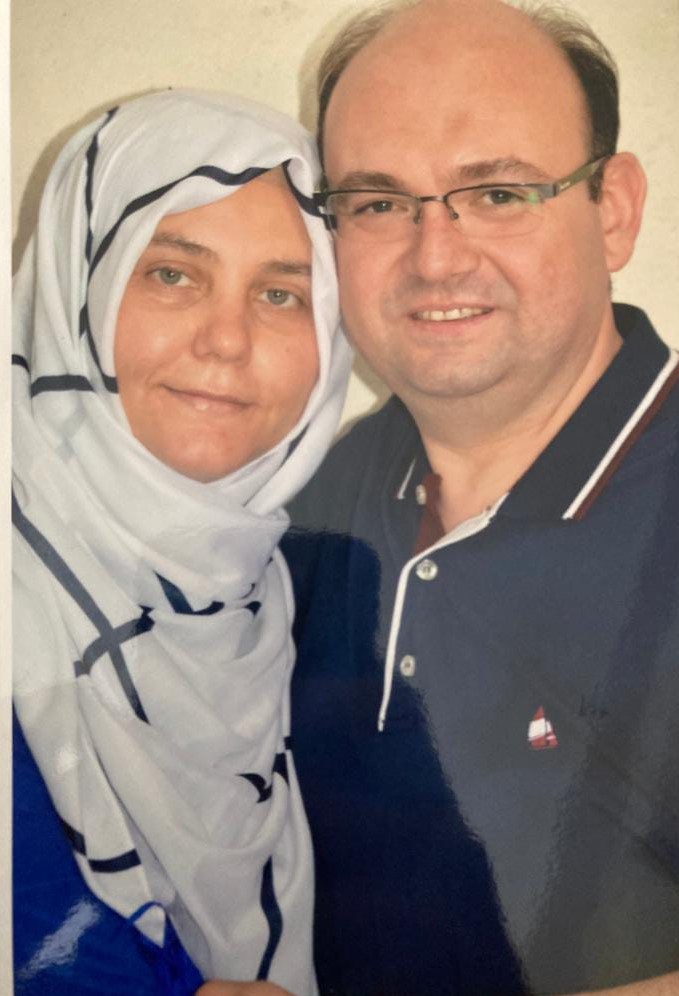 konusmasanati's tweet photo. Temiz yüzlü insanlar bu ülkeye ne yapmamış olabilir?!

Serpil 40 aya yakındır Manisa Cezaevinde.
Eşi Ersoy Karamustafa cezaevinde hayatını kaybetti!
Serpil üzüntü ve kederden  tansiyon, şeker hastası oldu. İki yavrusuna da görme engelli annesi bakıyor!
İnsaf!

Serpil'e tahliye!!! https://t.co/verqrsBLCu