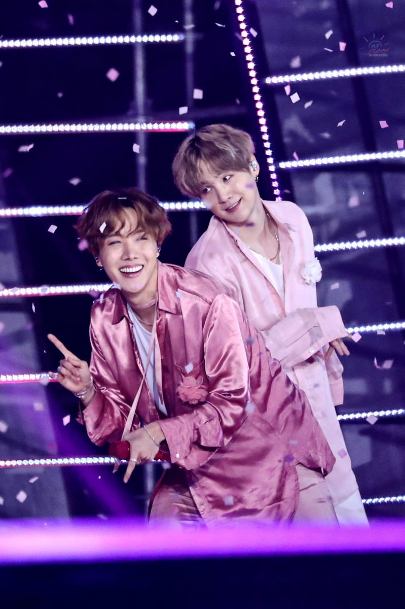 R0CKSTARSOPE's tweet photo. sope on stage looks always so ethereal https://t.co/jySDNpFxHI