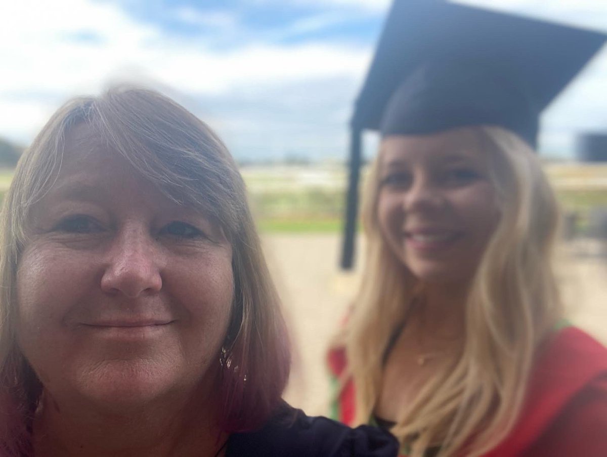 sandytrustteach's tweet photo. #CharlesSturtGrad https://t.co/8FCCZhW5X6