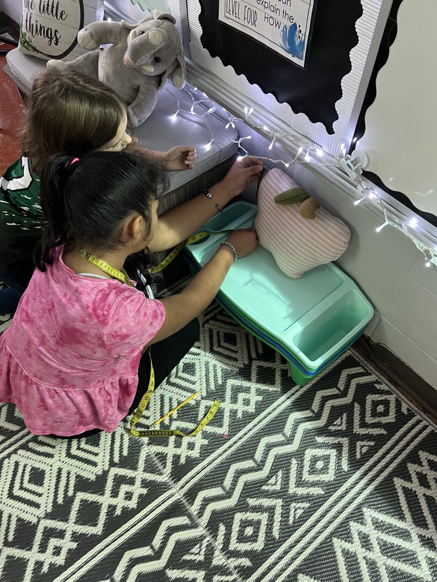 I loved watching my Ss go on a scavenger hunt searching for items of different lengths around the classroom! Collaborating, exploring &amp; learning all in one engaging activity! ⁦<a href="/howard_steam/">Howard Elementary STEAM</a>⁩ ⁦<a href="/school_howard/">Howard Elementary School</a>⁩ ⁦<a href="/MLCmath/">The Math Learning Center</a>⁩