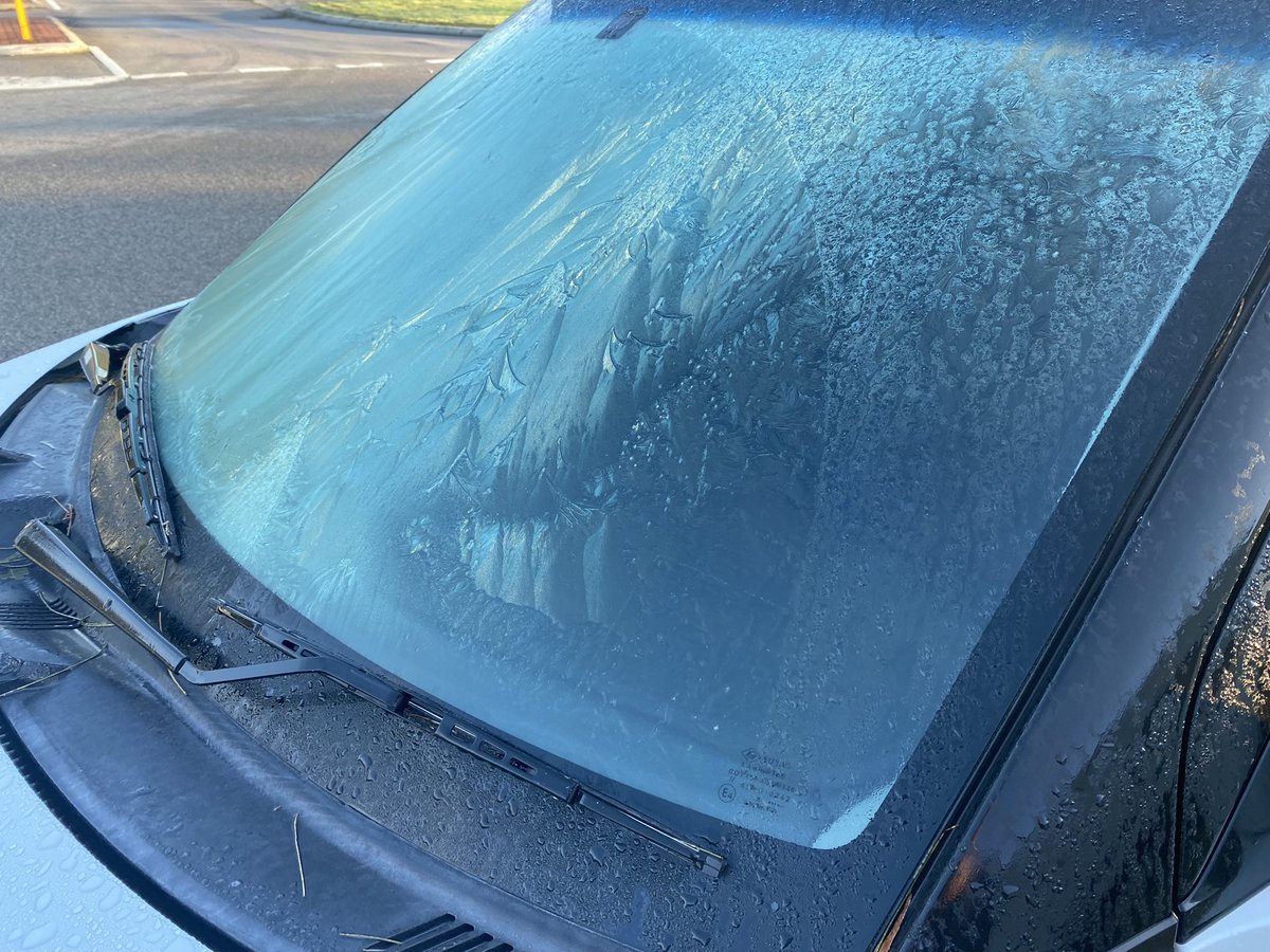 CycloneTrackOZ's tweet photo. Freezing morning in #Perth! The southern suburbs likely fell below 0, with ice materialising on car windshields this morning and persisting into mid morning. Weather Station dropped to -0.7C. @7NewsPerth @9NewsPerth @abcperth https://t.co/8c6HrdT4WE