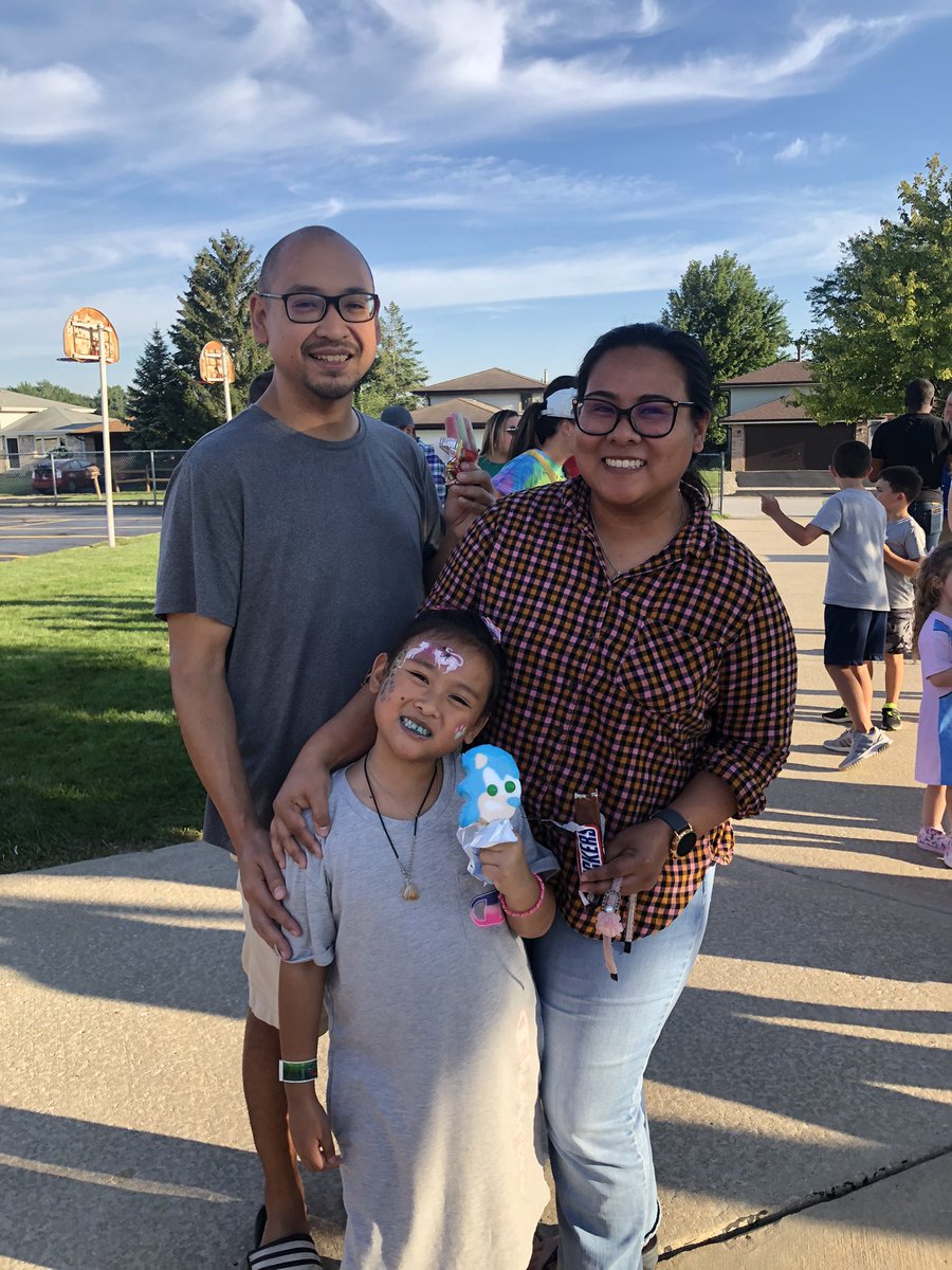 HutchPrincipal's tweet photo. An awesome night at our Back to School Bash! So great to see so many smiling faces! #KirbyONE40 https://t.co/OhthXcZx3Z