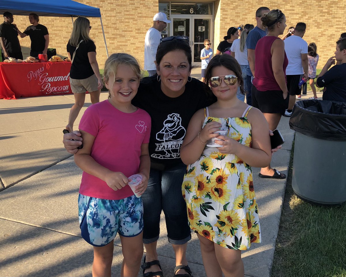 HutchPrincipal's tweet photo. An awesome night at our Back to School Bash! So great to see so many smiling faces! #KirbyONE40 https://t.co/OhthXcZx3Z