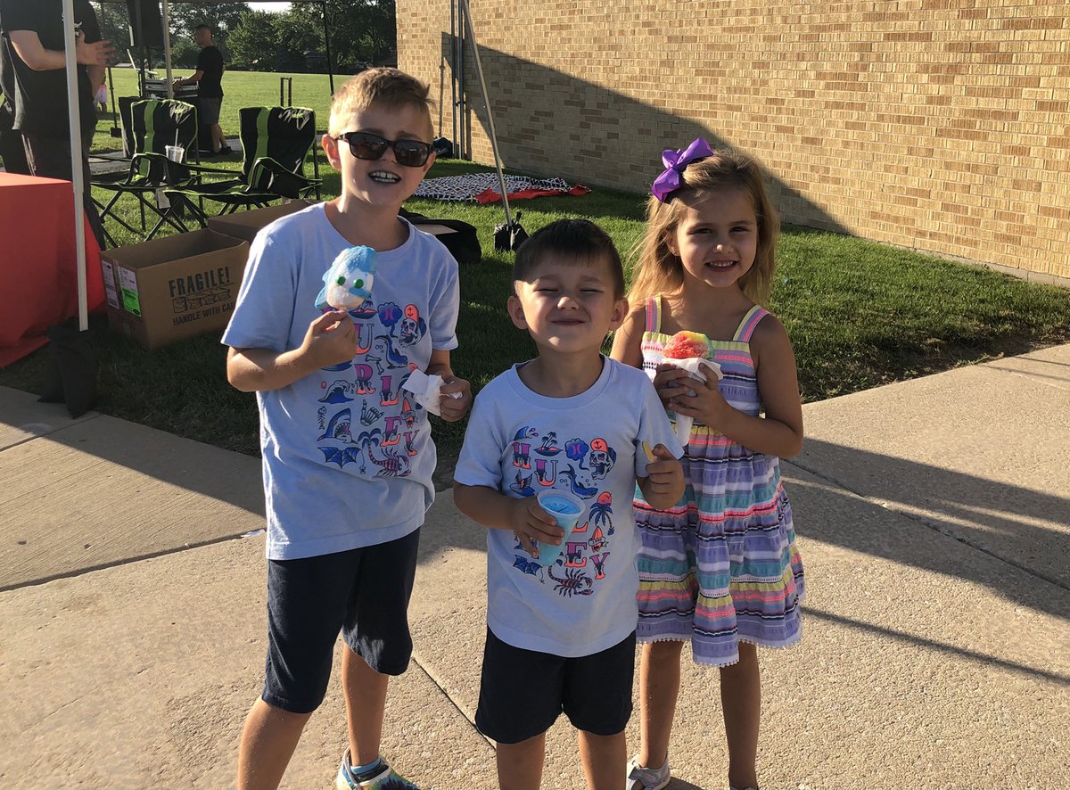 HutchPrincipal's tweet photo. An awesome night at our Back to School Bash! So great to see so many smiling faces! #KirbyONE40 https://t.co/OhthXcZx3Z