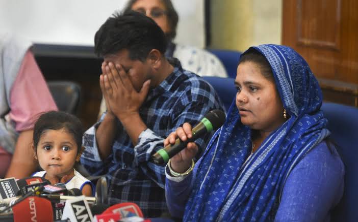 news24tvchannel's tweet photo. गुजरात : दोषियों की रिहाई पर बोलीं बिलकिस बानो- 20 साल पुराना सदमा फिर कहर बनकर टूटा

'जब मैंने सुना कि जिन 11 आरोपियों ने मेरा पूरा जीवन नष्ट किया. मेरे पूरे परिवार को खत्म किया. वो सभी रिहा कर दिए गए. अब वो आज़ाद घूम रहे हैं. ये सुनने के बाद मैं सुन्न हो गई हूं.' https://t.co/trOX30Zn3u