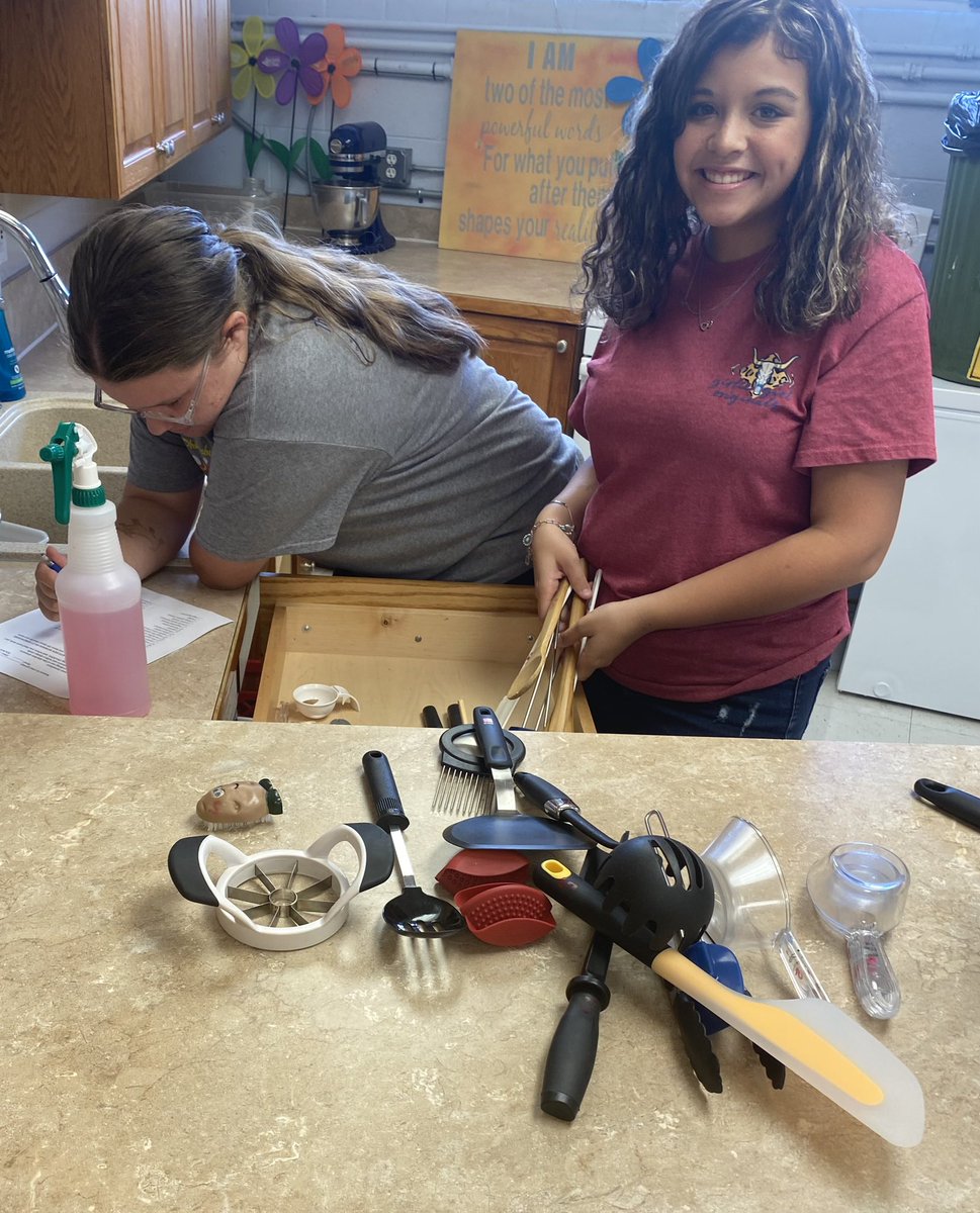 MrsYzar's tweet photo. Kitchen inventory helps us learn where things are located and which tools we have. Next week we will cook!
Measuring skills, safety and sanitation, plus knife skills yet to come before we get to cook!
#sayyestofcs #jumprightin https://t.co/lEDwPWxF9v