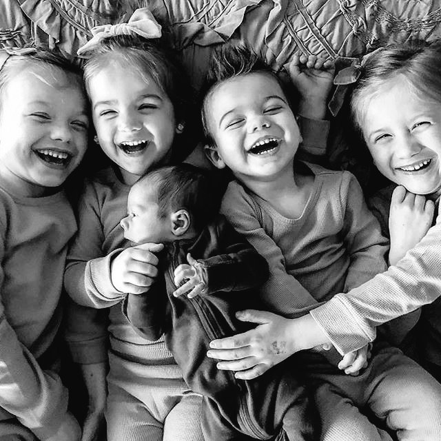 tommoironia's tweet photo. Cold Heart

Harry estava desesperado querendo encontrar um emprego, precisava se sustentar e sustentar a sua filha. Ele se vê agradecido ao consegui um emprego de babá. Só que as crianças não ajudavam, e muito menos o pai delas, o bilionário frio e calculista, Louis Tomlinson. https://t.co/42FTcFVF16