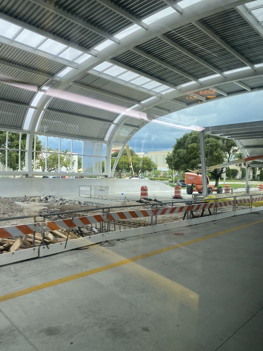 SDadebrtupdates's tweet photo. Marlin Road Station vestibule construction has advanced significantly with all main structural sections set and rebar ready. It also appears that concrete has been poured for the station vestibule floor. Rebar set for the platform as well.

#SouthCorridorBRT 
#MiamiSMARTPlan https://t.co/hsLurbvTN7