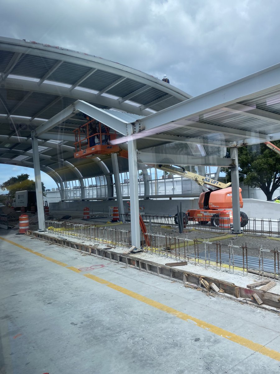 SDadebrtupdates's tweet photo. Marlin Road Station vestibule construction has advanced significantly with all main structural sections set and rebar ready. It also appears that concrete has been poured for the station vestibule floor. Rebar set for the platform as well.

#SouthCorridorBRT 
#MiamiSMARTPlan https://t.co/hsLurbvTN7