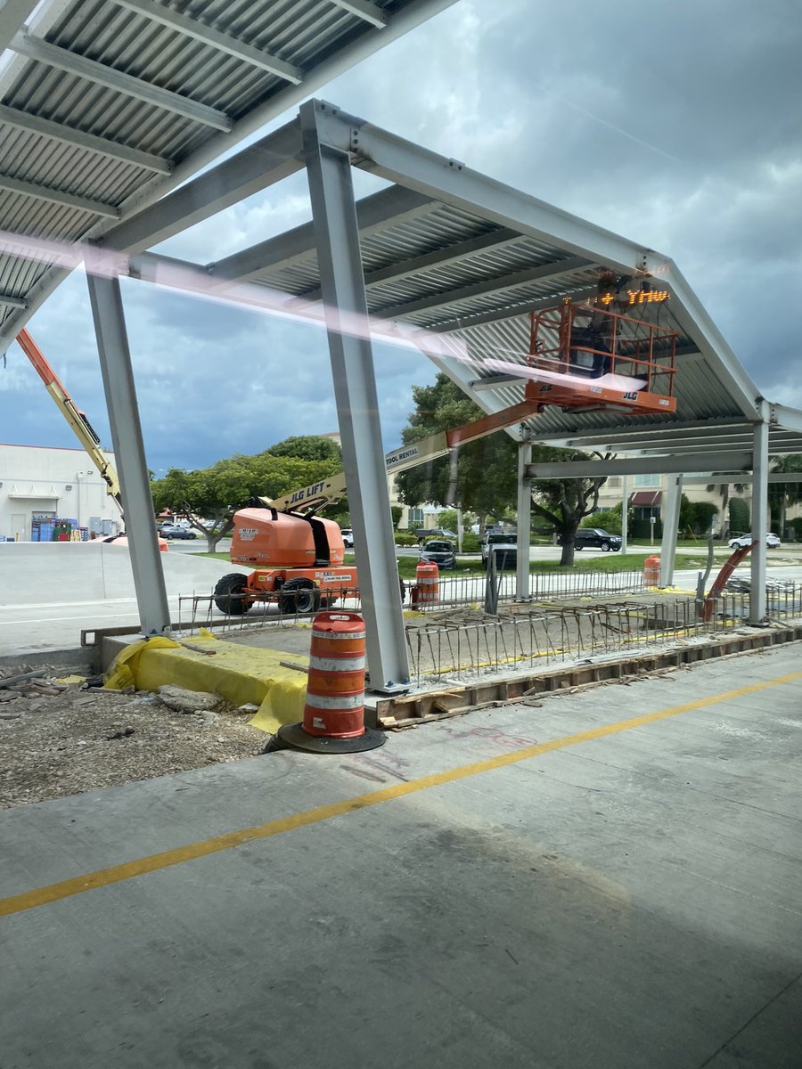SDadebrtupdates's tweet photo. Marlin Road Station vestibule construction has advanced significantly with all main structural sections set and rebar ready. It also appears that concrete has been poured for the station vestibule floor. Rebar set for the platform as well.

#SouthCorridorBRT 
#MiamiSMARTPlan https://t.co/hsLurbvTN7