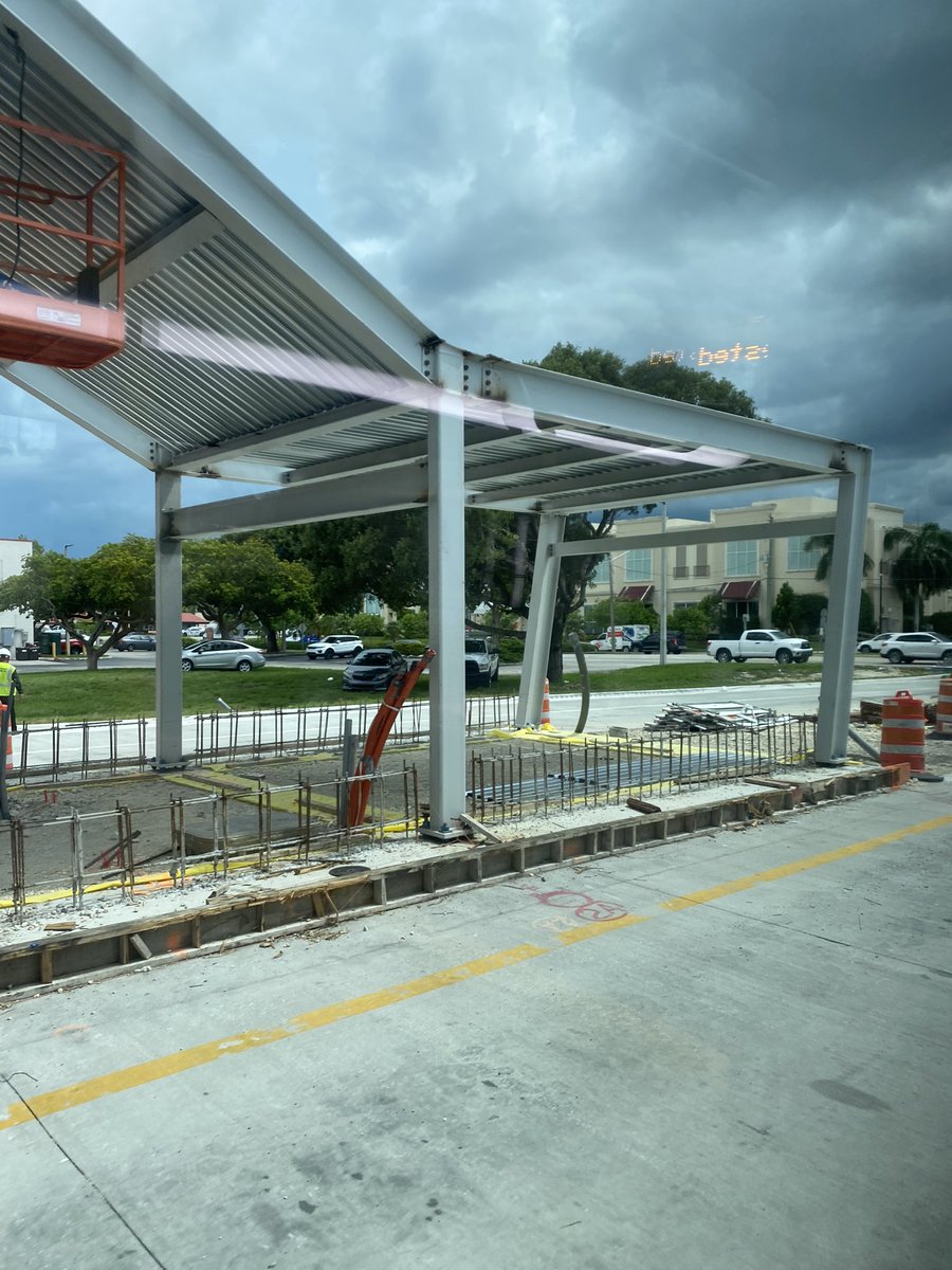 SDadebrtupdates's tweet photo. Marlin Road Station vestibule construction has advanced significantly with all main structural sections set and rebar ready. It also appears that concrete has been poured for the station vestibule floor. Rebar set for the platform as well.

#SouthCorridorBRT 
#MiamiSMARTPlan https://t.co/hsLurbvTN7