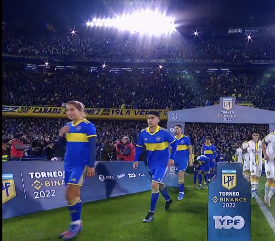 ArgFemenina's tweet photo. Muy bueno el gesto que tuvieron algunos clubes de salir a la cancha con una futbolista por el Día de la Futbolista.

Muy bueno en serio, por visibilidad, porque llama la atención, porque está buenísimo para ellas también. Ahora falta todo lo otro. https://t.co/zC5Yg5xxly