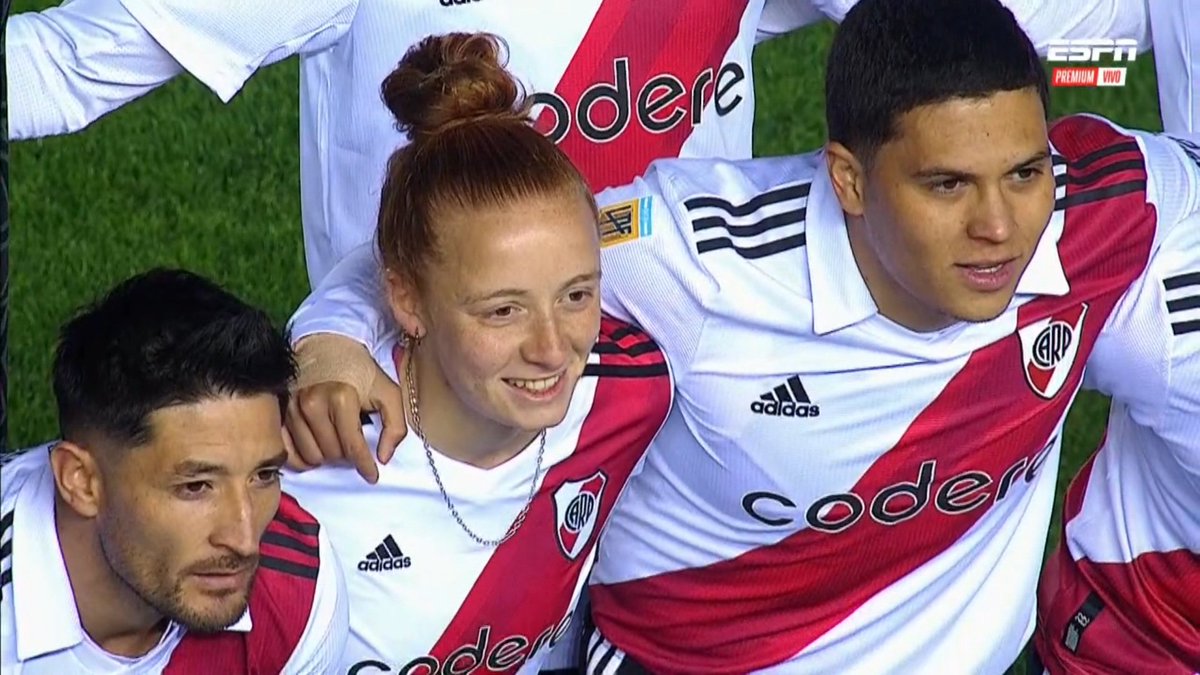 ArgFemenina's tweet photo. Muy bueno el gesto que tuvieron algunos clubes de salir a la cancha con una futbolista por el Día de la Futbolista.

Muy bueno en serio, por visibilidad, porque llama la atención, porque está buenísimo para ellas también. Ahora falta todo lo otro. https://t.co/zC5Yg5xxly