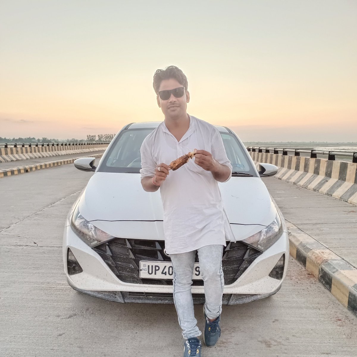 SunilbadshahS's tweet photo. सफर में भुट्टे का स्वाद,
और किसी की याद..
दोनों का अलग ही आनंद है ..
#safar https://t.co/qjrAS9JPCH