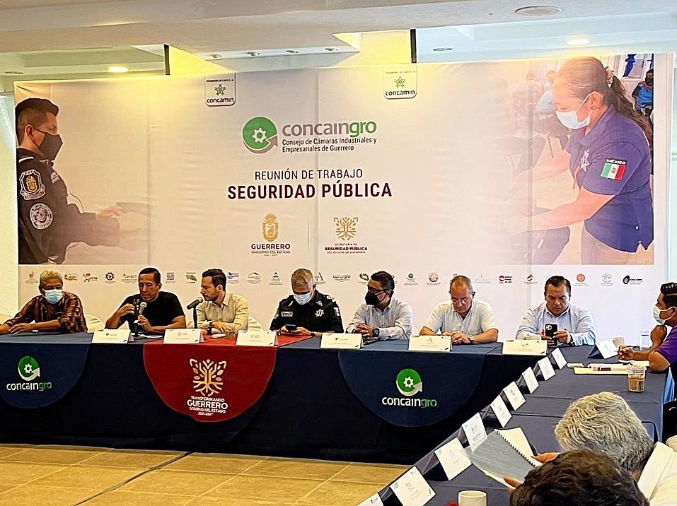pabloandrego's tweet photo. Asistimos a la Sesión Extraordinaria de la #CONCAINGRO, donde compartimos las acciones que está llevando a cabo nuestra gobernadora @EvelynSalgadoP en materia de seguridad pública,para la construcción de la paz en el Estado.
Trabajamos juntos por la transformación de #Guerrero!🇲🇽 https://t.co/YPdKJzOXal