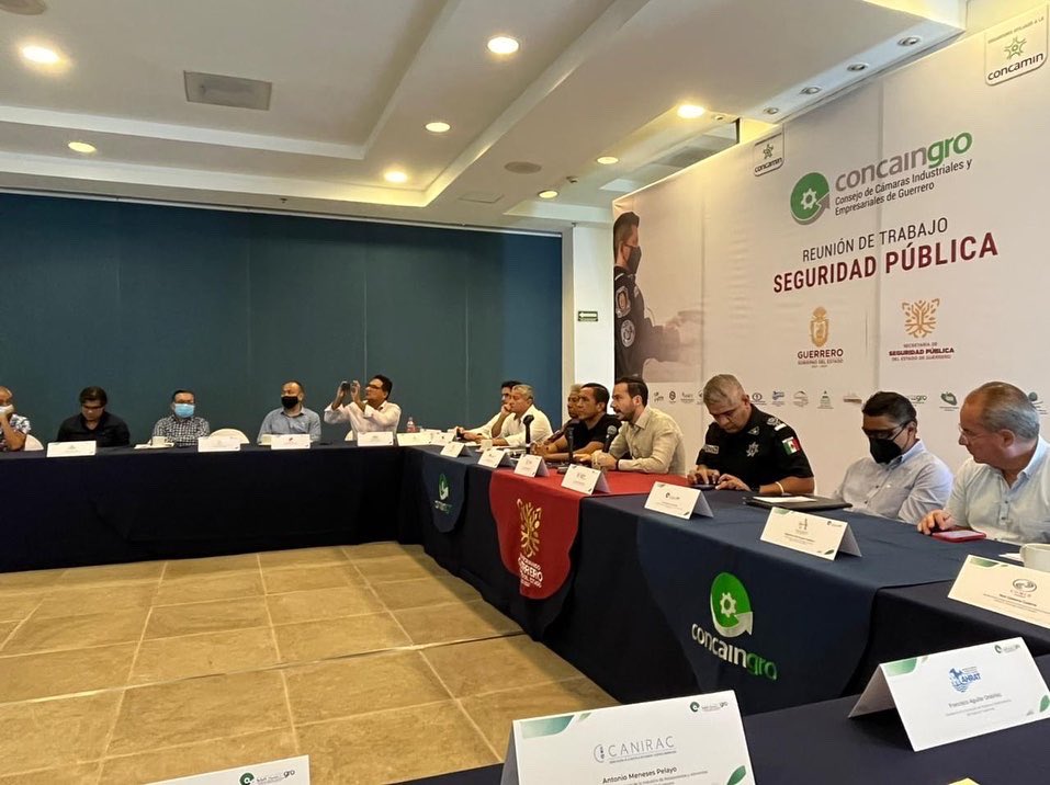 pabloandrego's tweet photo. Asistimos a la Sesión Extraordinaria de la #CONCAINGRO, donde compartimos las acciones que está llevando a cabo nuestra gobernadora @EvelynSalgadoP en materia de seguridad pública,para la construcción de la paz en el Estado.
Trabajamos juntos por la transformación de #Guerrero!🇲🇽 https://t.co/YPdKJzOXal