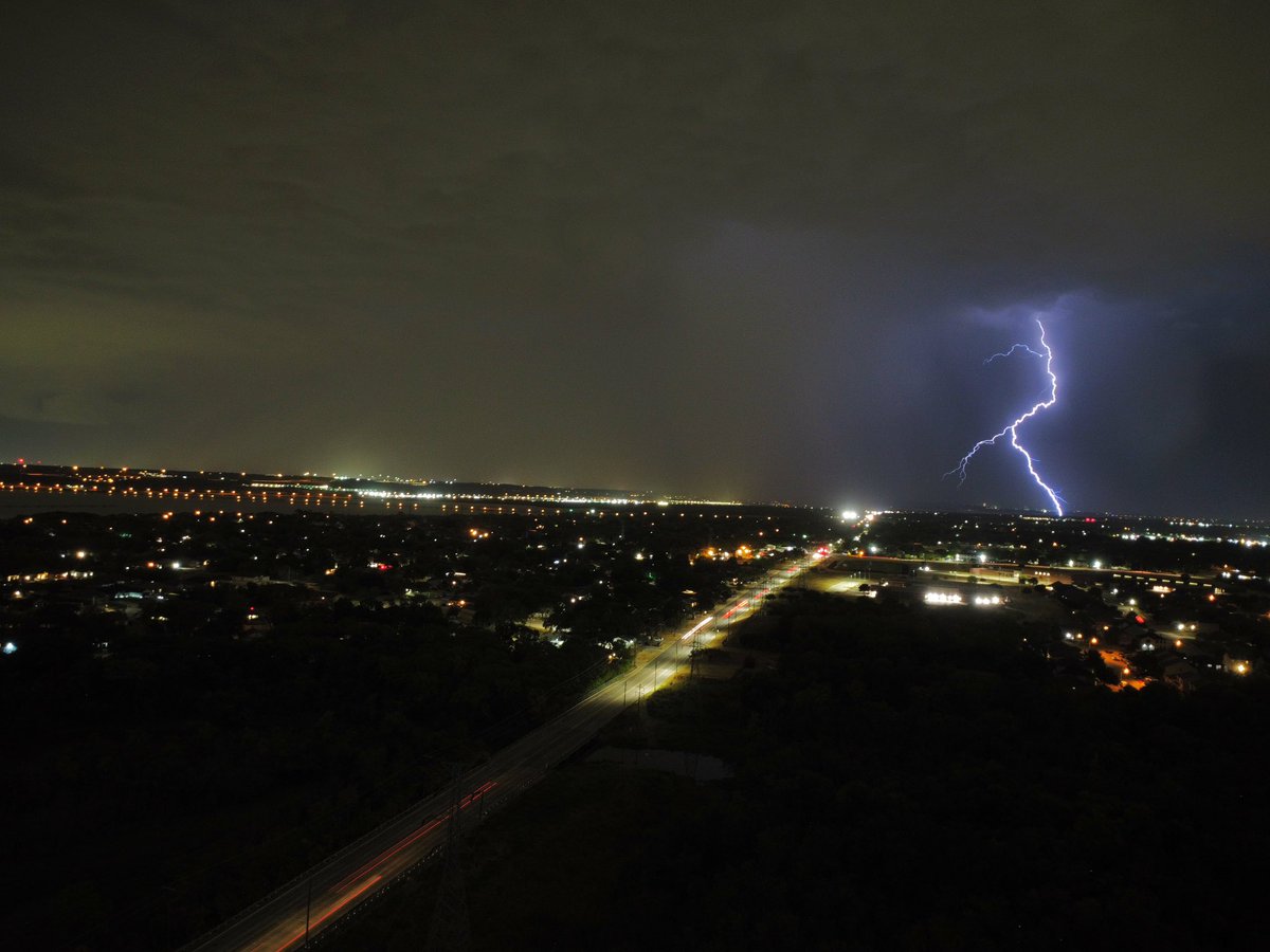 AndrewM1125's tweet photo. It’s been so long! ⛈ #dfwwx https://t.co/DcIgm4aPxv