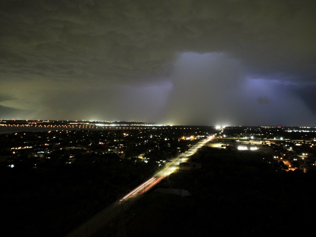 AndrewM1125's tweet photo. It’s been so long! ⛈ #dfwwx https://t.co/DcIgm4aPxv