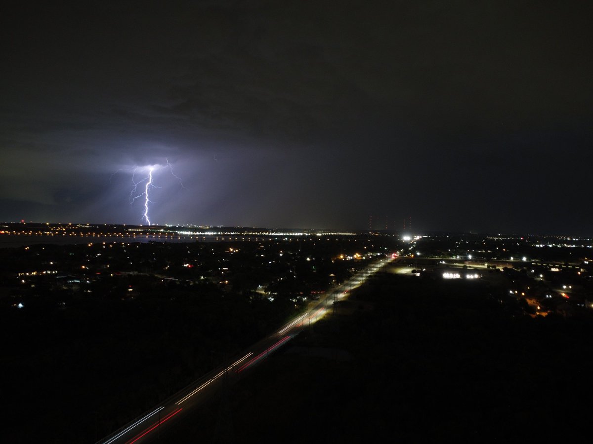 AndrewM1125's tweet photo. It’s been so long! ⛈ #dfwwx https://t.co/DcIgm4aPxv