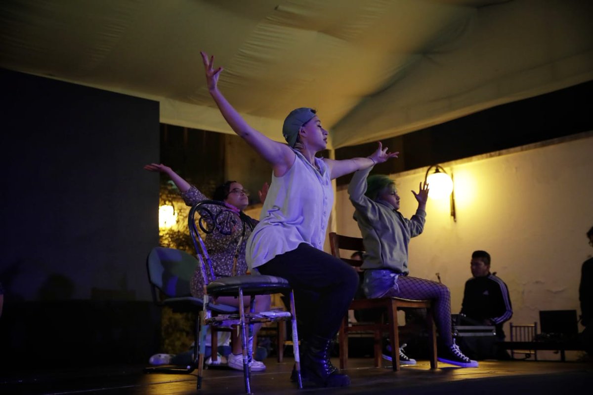 ACNUREcuador's tweet photo. La danza contemporánea 🩰 puede ayudar a expresar emociones que no se pueden narrar con palabras.
Esto lo sabe bien el grupo de mujeres y niñas refugiadas que ha aprendido a bailar junto a la compañía Tal Vez, de la @USFQ_Ecuador.
Hoy se presentaron en #RefugiAndo. https://t.co/BcoqOYQT6e