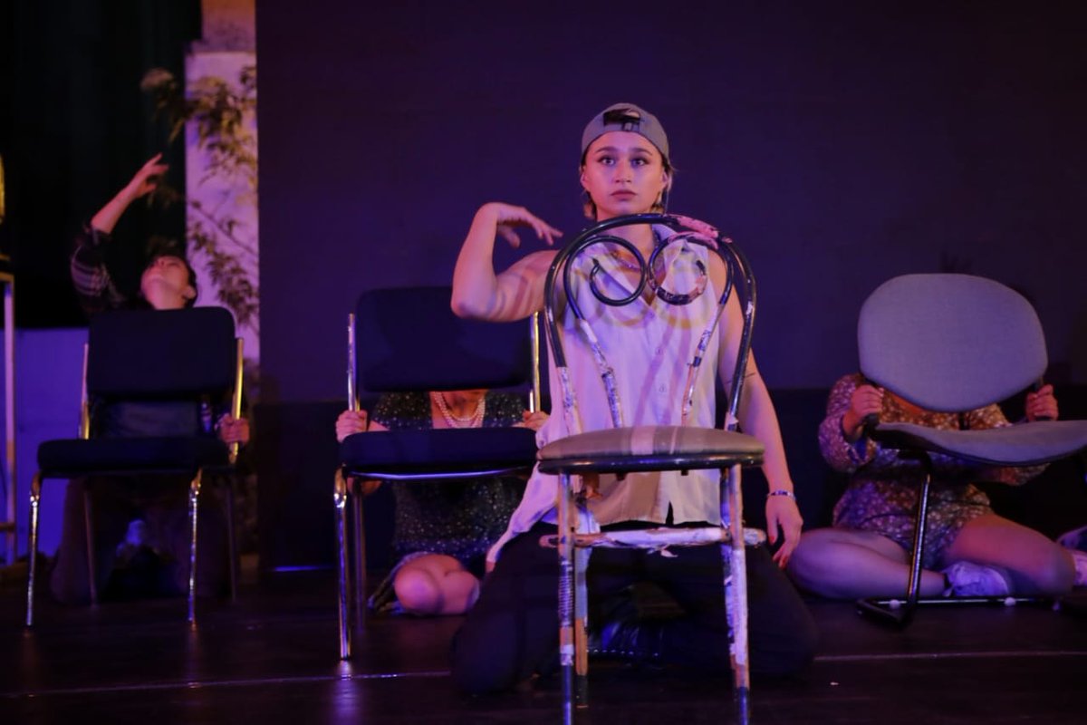 ACNUREcuador's tweet photo. La danza contemporánea 🩰 puede ayudar a expresar emociones que no se pueden narrar con palabras.
Esto lo sabe bien el grupo de mujeres y niñas refugiadas que ha aprendido a bailar junto a la compañía Tal Vez, de la @USFQ_Ecuador.
Hoy se presentaron en #RefugiAndo. https://t.co/BcoqOYQT6e