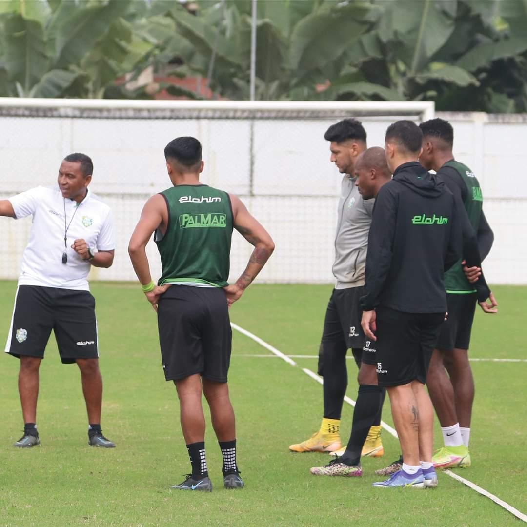 JosueNarvaez's tweet photo. El cuadro bananero sigue preparándose para enfrentar a #BarcelonaSC. 

Los siguientes jugadores se encuentran recuperándose de sus molestias fisicas:

-S. Quiñónez
-S. Portocarrero
-J. Rojas
-E. Pluas
-R. Calderón

Mañana se cumplirá el penúltimo entrenamiento en el 🏟 9 de mayo. https://t.co/DvHJjWdo8r