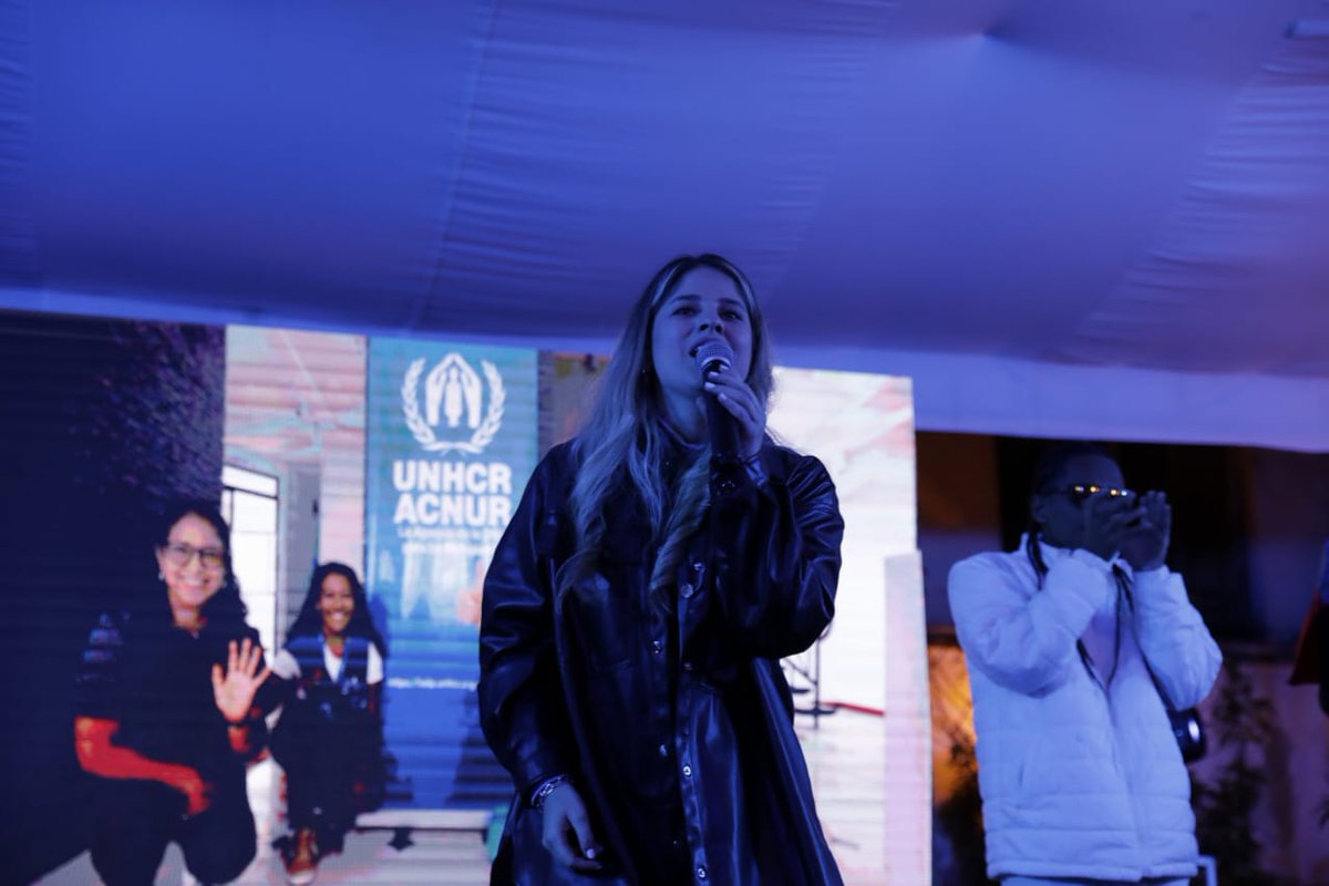 ACNUREcuador's tweet photo. Esta es una gran noche🌃.
Hoy recibimos con los brazos abiertos a 🫂 @Nikkimackliff nuestra colaboradora en Ecuador @ACNURamericas.
Durante el concierto #RefugiAndo, presentamos #UnMundoPosible, una canción en solidaridad #ConLosRefugiados🚶🏽♀️ 🌎. https://t.co/YMN77bUhM4