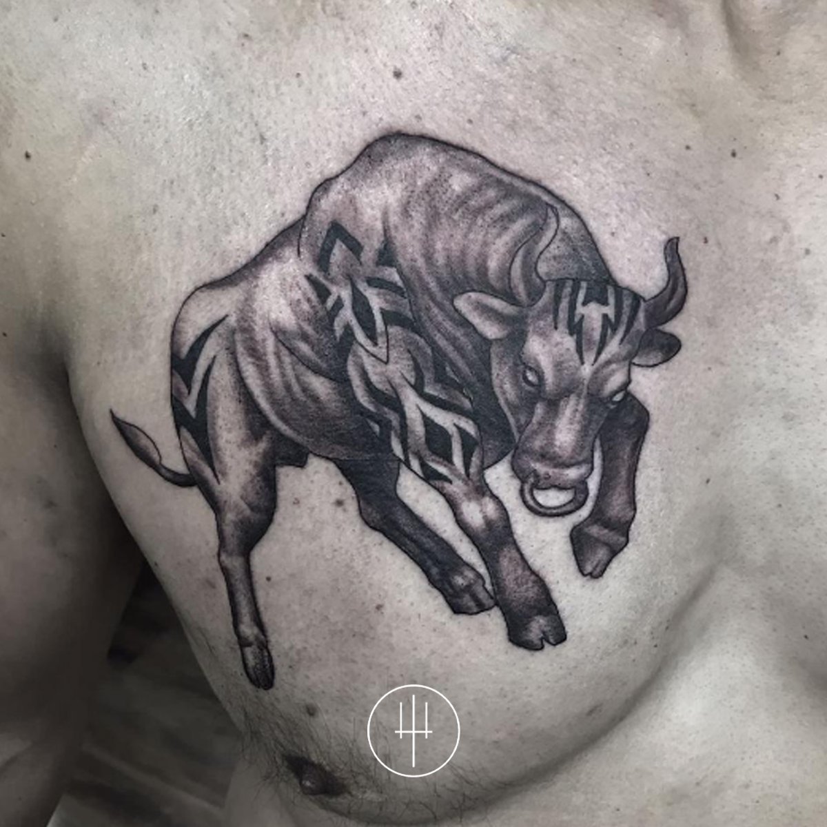 El toro simboliza la energía masculina, la fuerza y el poder. 

Tatuaje hecho por Trinidad. 

#infiernotatuajes #mejorestatuadorescdmx #tatuajescdmx #ilovetattoos #tatuajesdetoros #toro