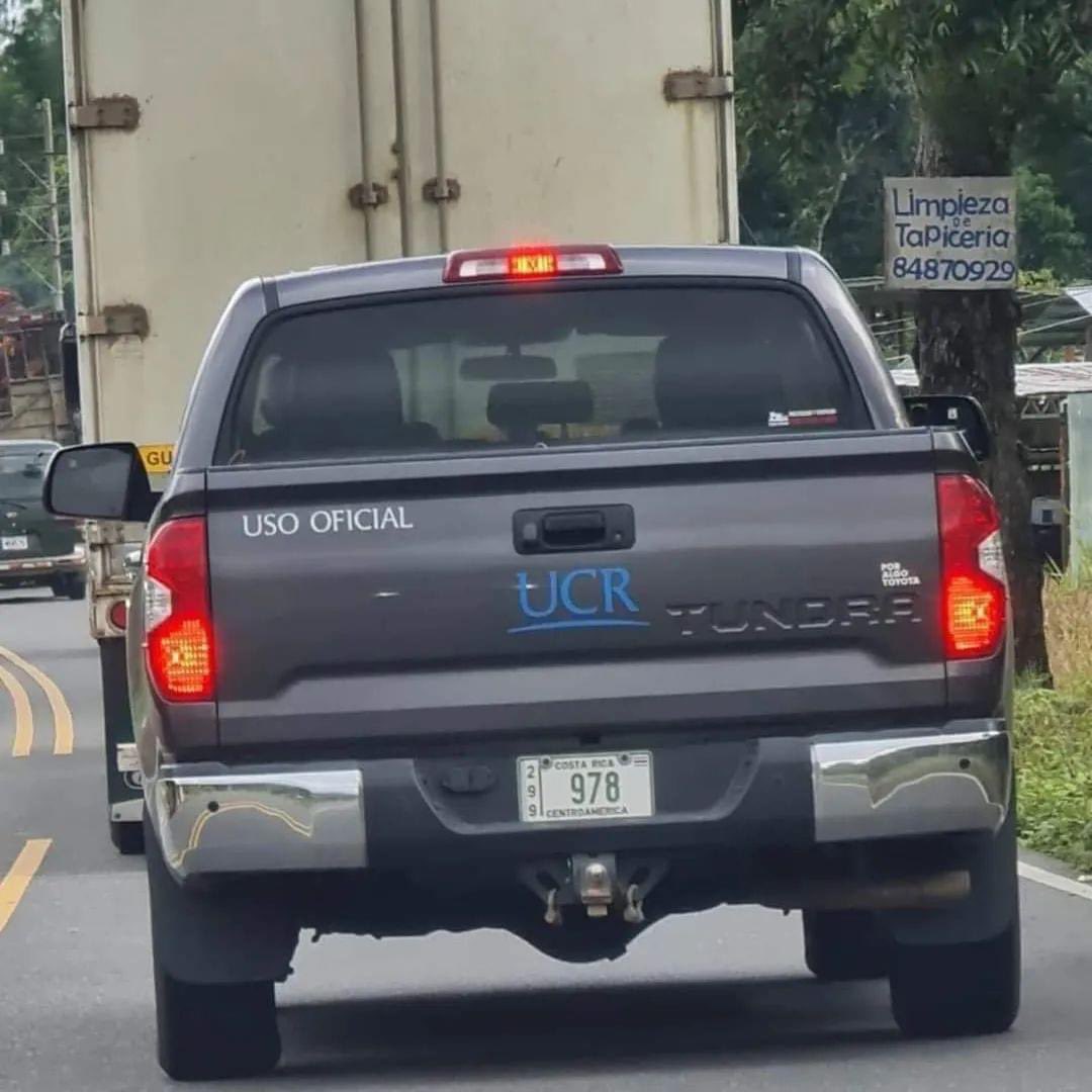 liberaltico's tweet image. Nuestra policía sin presupuesto para arreglar las latas de patrullas que tienen, mientras en otras latitudes se disfruta el poder de un Toyota Tundra (supongo que es para trasladar a los becados).

#FEES #laplatanoalcanza #sueltenelperro