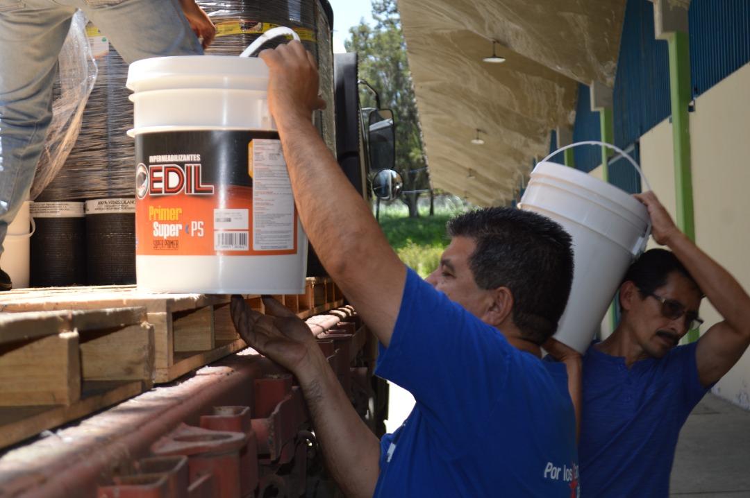 Sofi_256lp's tweet photo. #17Ago || Gracias al apoyo del presidente de la  República, @NicolasMaduro y al gobernador del estado Mérida, @JEHYSONGUZMAN, este miércoles fueron entregados materiales para la rehabilitación de las distintas instituciones educativas de la entidad.

#MaduroPuebloTrabajador https://t.co/7nEG6CUJk9