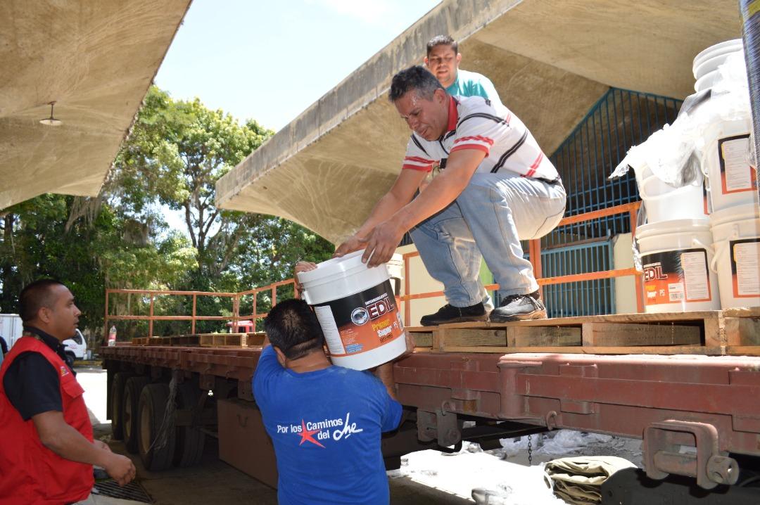 Sofi_256lp's tweet photo. #17Ago || Gracias al apoyo del presidente de la  República, @NicolasMaduro y al gobernador del estado Mérida, @JEHYSONGUZMAN, este miércoles fueron entregados materiales para la rehabilitación de las distintas instituciones educativas de la entidad.

#MaduroPuebloTrabajador https://t.co/7nEG6CUJk9