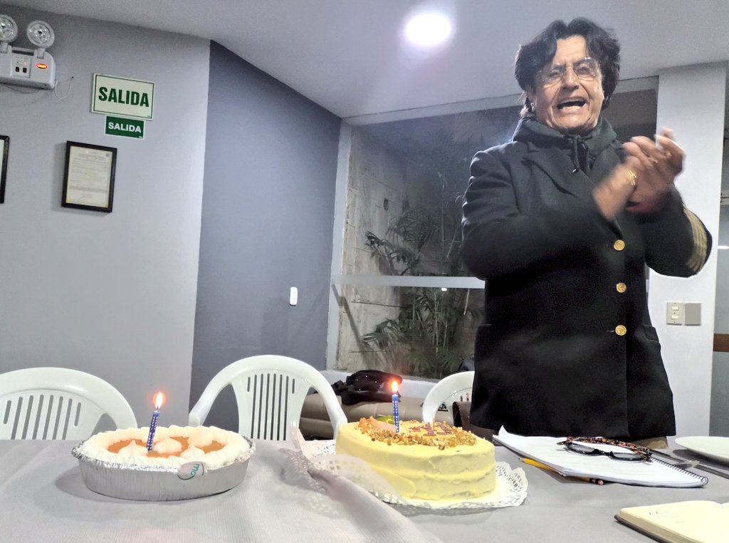 davllo's tweet photo. Ayer fue su cumpleaños # 78. Y hoy se lo celebramos al final del ensayo. Un honor compartir tablas con este señor primer actor, don Reynaldo Arenas. https://t.co/txjsGdzSy0