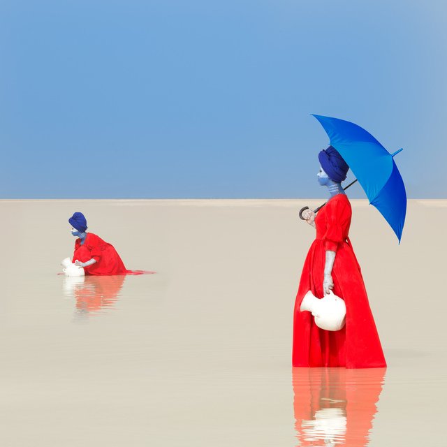 womensart1's tweet photo. Ethiopian artist Aida Muluneh, Burden of the Day, 2018 #WomensArt https://t.co/Lw4FoutBS0