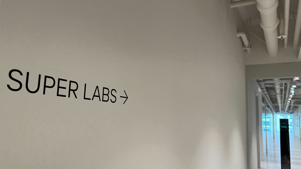 SuperLabs1's tweet photo. 💙Super Labs 소식통 Sally가 오늘도 새 편지를 물고 찾아왔어요✉️📮

[저희 판교 테크원으로 이사왔어요!🚛🚚]
판교 테크원에 Super Labs의 새로운 보금자리가 생겼어요💙 그래서 저 샐리가 테크원을 구경하며 사진을 조금 찍어보았는데요!📸(찰칵찰칵) 샐리 사진 실력 한 번 구경해보실까요? https://t.co/D5uql8Ti1x