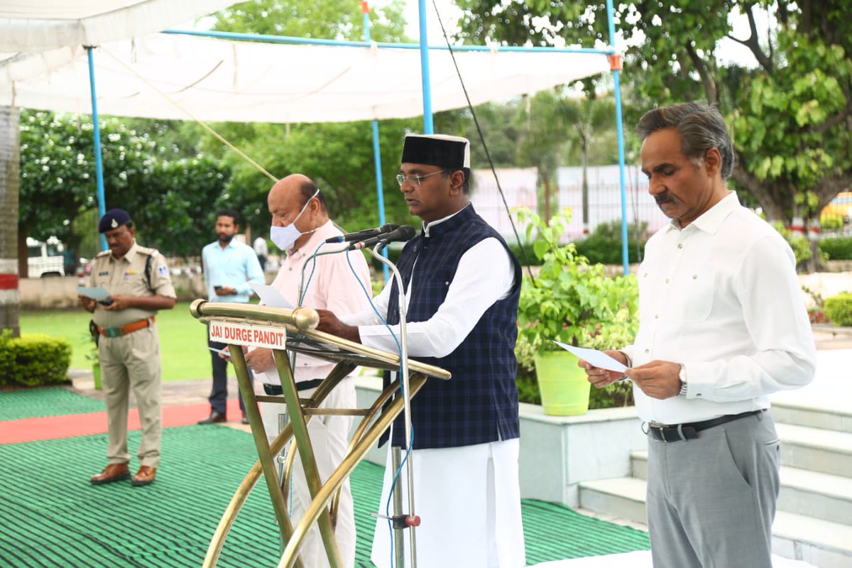 VishvasSarang's tweet photo. मंत्रालय स्थित सरदार वल्लभ भाई पटेल उद्यान में आयोजित सद्भावना दिवस कार्यक्रम में मुख्य अतिथि के रूप में सम्मिलित होकर सभी को सद्भावना दिवस की प्रतिज्ञा दिलाई। 

इस अवसर पर मुख्य सचिव श्री इकबाल सिंह बैंस, मंत्रालय के वरिष्ठ अधिकारी एवं कर्मचारी गण उपस्थित रहे।
 #sadbhavan_diwas https://t.co/sVDKgN8W9v