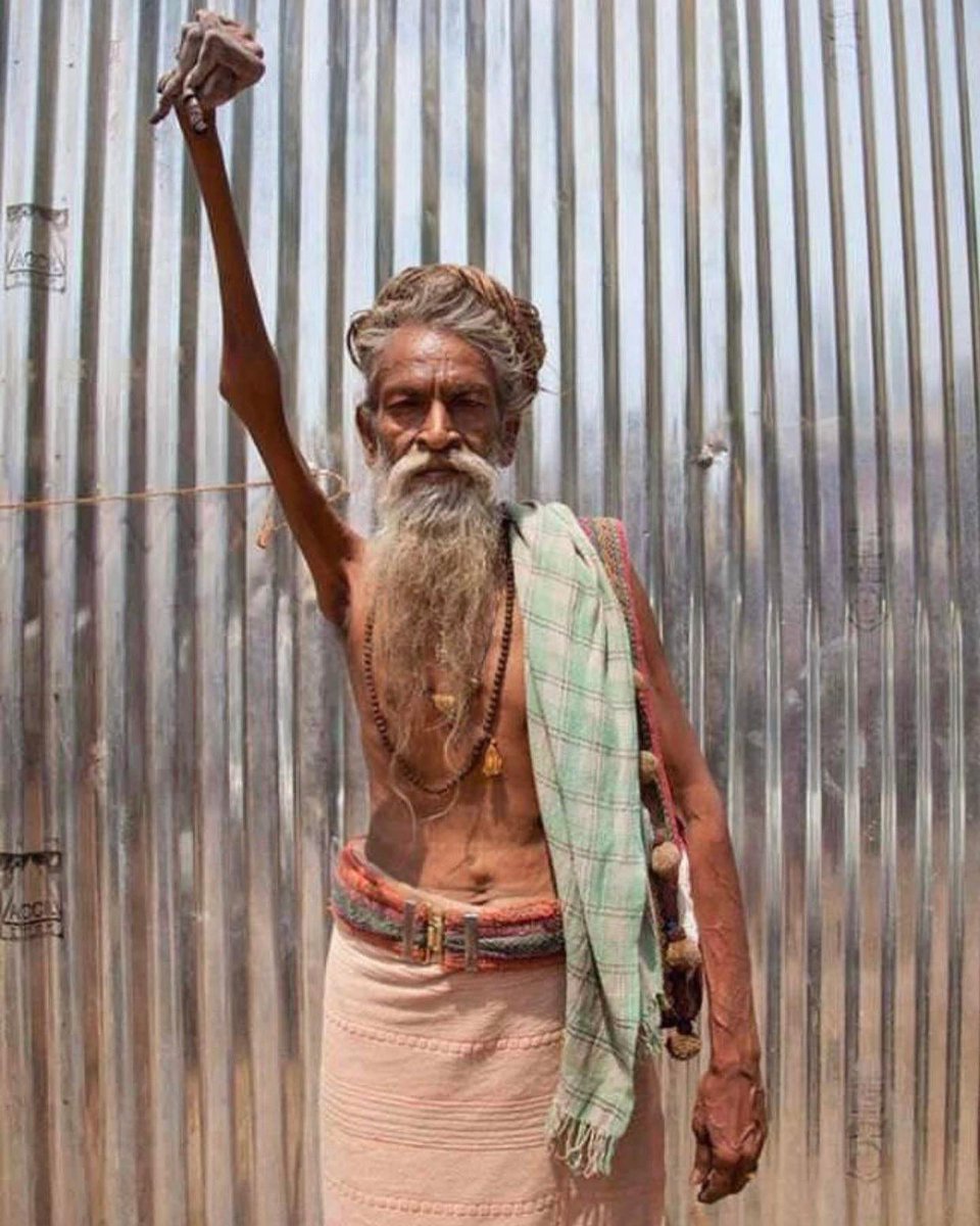 HistoryInPics's tweet photo. Amar Bharati is a Hindu Sadhu who raised his right hand in 1973 and hasn’t brought it down since. 

He sees it as a devotion to Lord Shiva and a representation of his goal of bringing about universal peace. He is a well-known sadhu who attends Kumbh Melas. https://t.co/Xne1r5FLMx