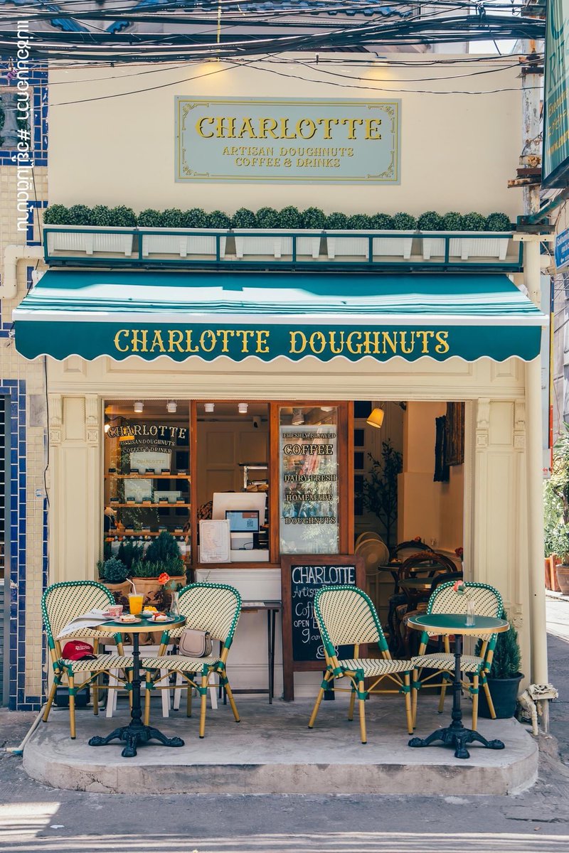 oammylism's tweet photo. CHARLOTTE DOUGHNUTS #คาเฟ่โดนัทเปิดใหม่ เก๋ไก๋สไตล์ฝรั่งเศส ฟีลลิ่งเอมิลี่อินปารีส ถูกจริตคนรักโดนัทเวรี่มัช  | #ซอยสุขุมวิท33 , สะดุดตากับหน้าร้านสุดปัง ดีไซน์เก๋ไก๋สไตล์ฝรั่งเศส 🌹 โดยมี กิมมิกของร้าน เป็นตัวอาคารสีครีม ที่มี Canopy สีเขียวสดใส ถูกใจสายหวานแน่นอน | @aroii https://t.co/oIOYthIUJ9