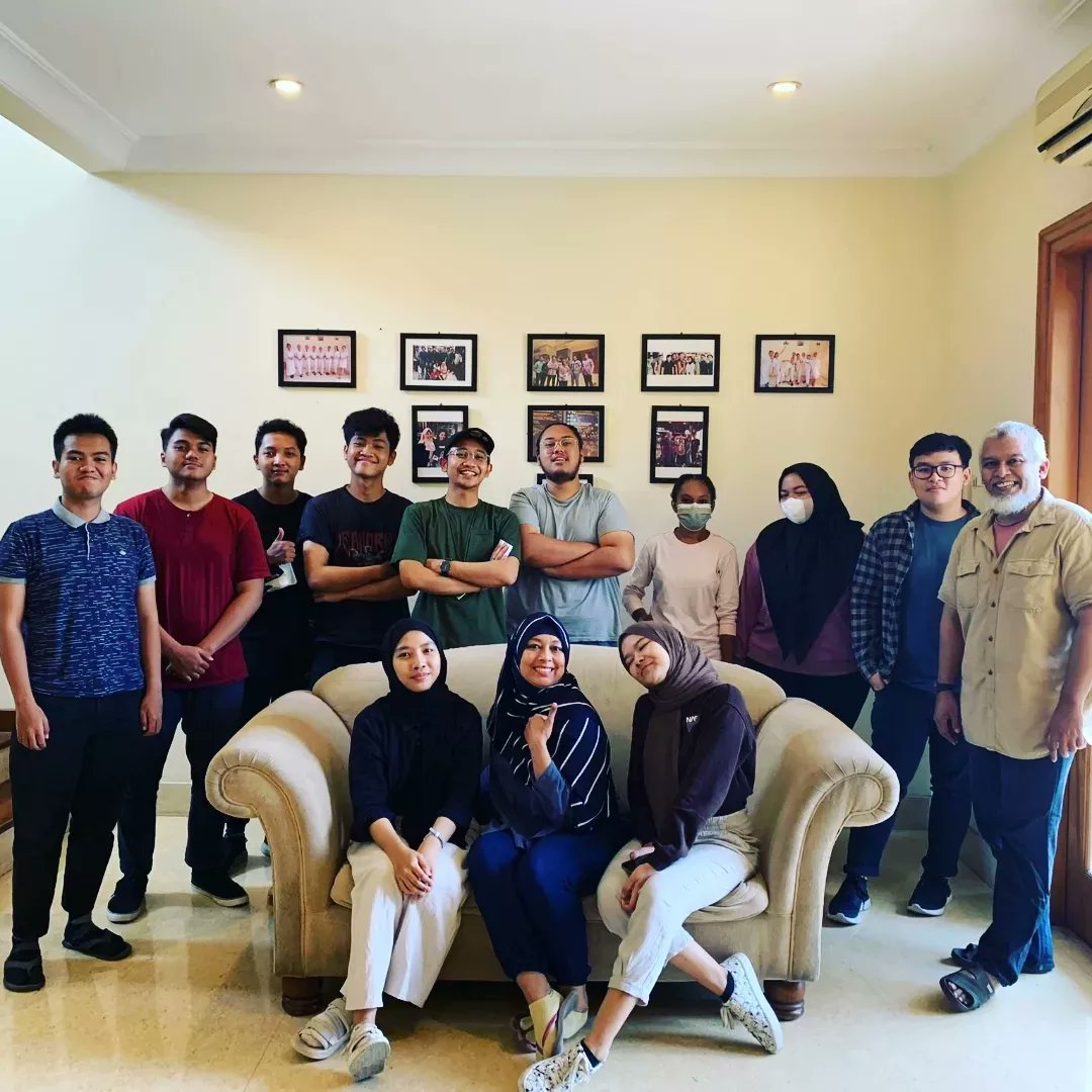 dswzentrum's tweet photo. Hallo allerseits, kemarin aku dapat surprise dari Seno &amp; Arkhalif, siswa ku dari Tahun 2021. Mereka lagi liburan di Indo &amp; akan masuk Kuliah di bulan Oktober ini. Arkhalif akan Kuliah di Hamburg jurusan Maschinenbau &amp; Seno akan Kuliah di Berlin Elektrotechnik. 🛫🇩🇪 Sukses selalu! https://t.co/hsy7MSv0q6