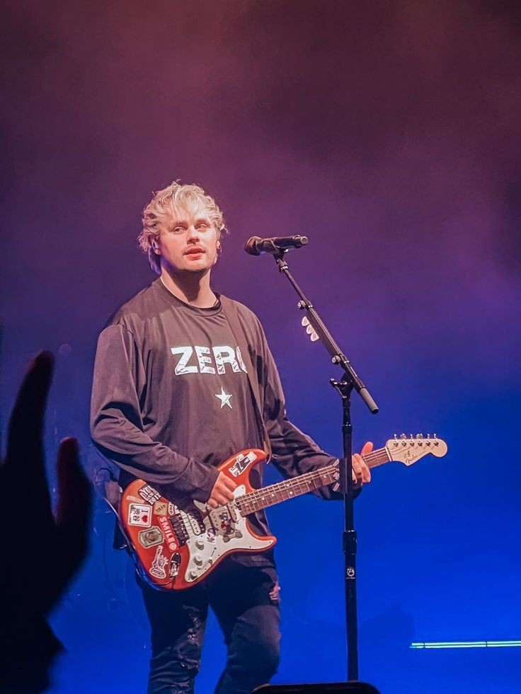 MikeyALLsos_'s tweet photo. No matter how hot, Long sleeves feel so good https://t.co/VW409I3lcJ