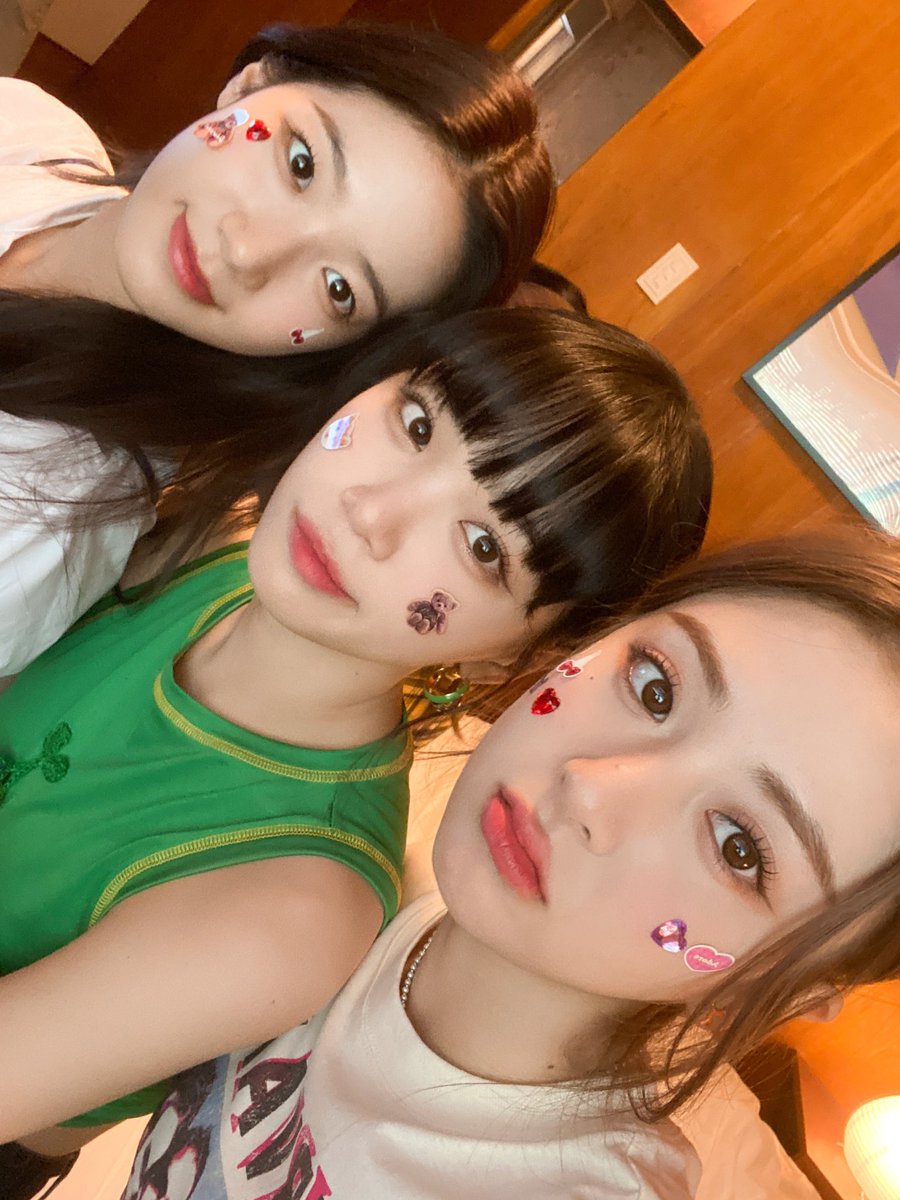 summerzarchive's tweet photo. with yunjin <3 https://t.co/XqjTVAJY4B