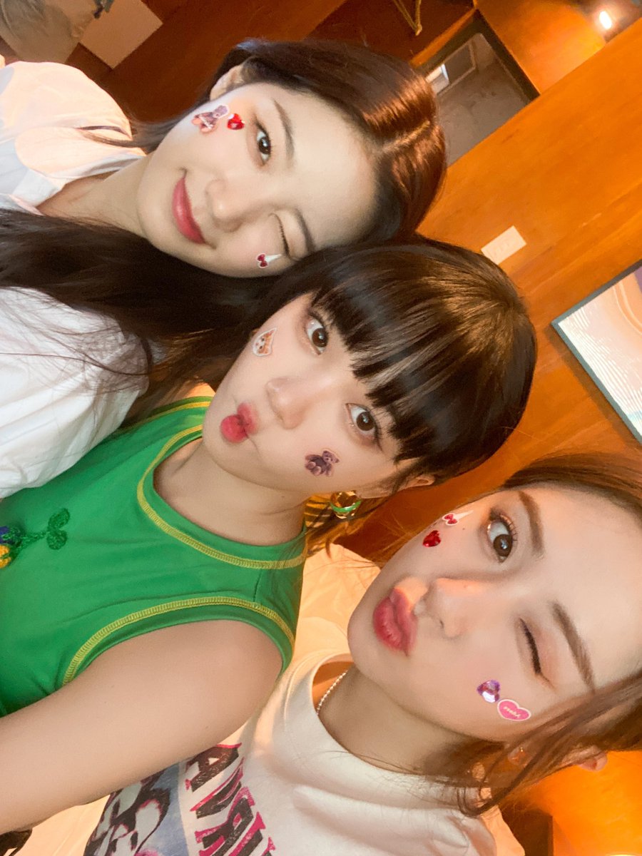 summerzarchive's tweet photo. with yunjin <3 https://t.co/XqjTVAJY4B