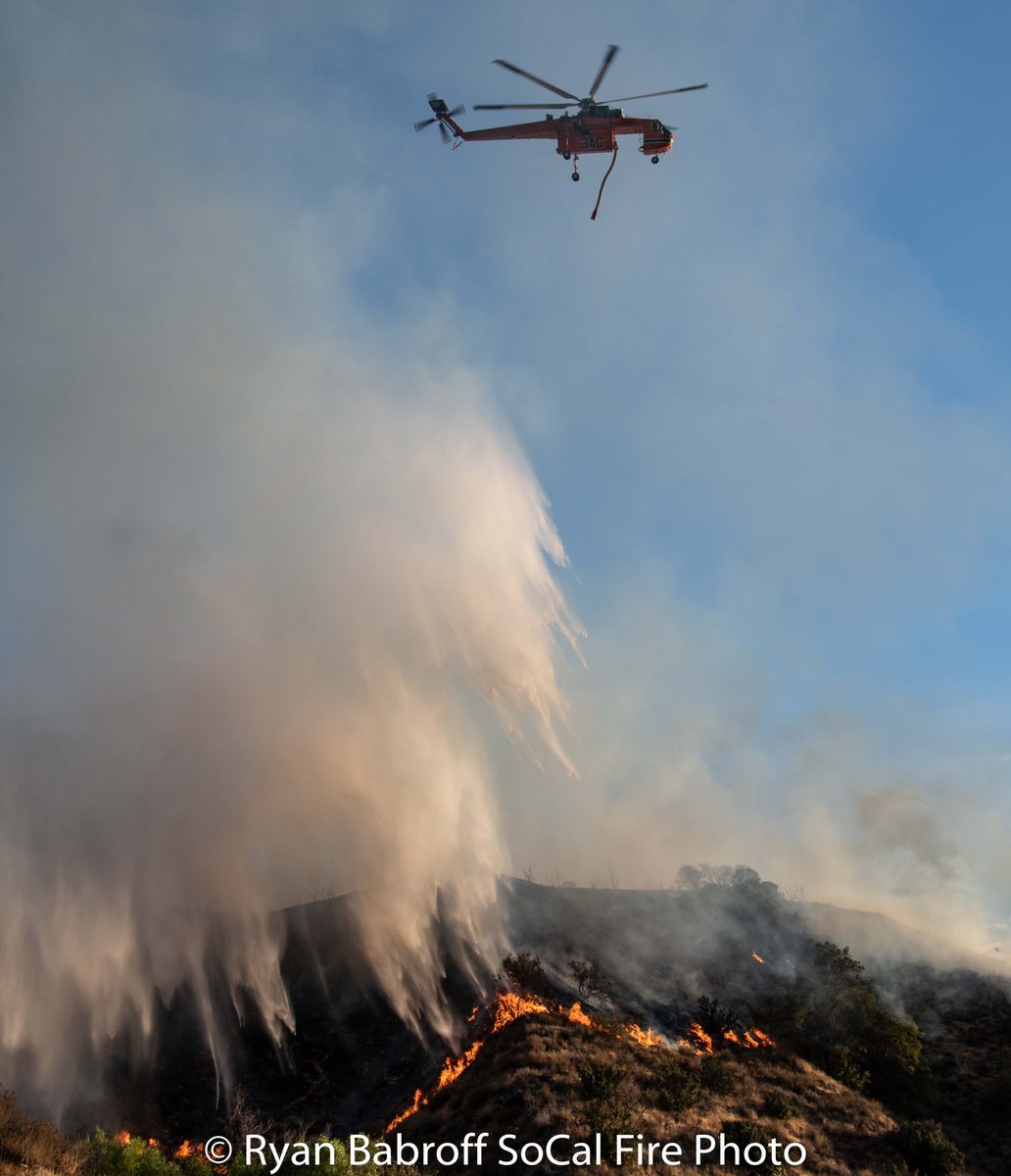 SoCalFirePhoto's tweet photo. A few quick photos from the 40acre #QualIC #brushfire near Castaic. @LACoFDPIO @LACOFD @LACoFireAirOps @CAL_FIRE @Angeles_NF https://t.co/wiKoVF4j96