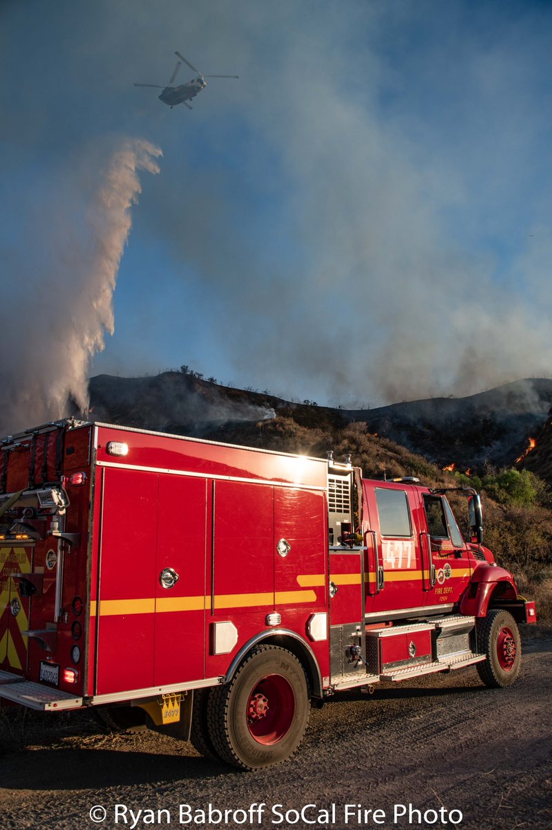 SoCalFirePhoto's tweet photo. A few quick photos from the 40acre #QualIC #brushfire near Castaic. @LACoFDPIO @LACOFD @LACoFireAirOps @CAL_FIRE @Angeles_NF https://t.co/wiKoVF4j96